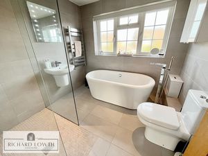 Stylish Bath/Shower/WC- click for photo gallery